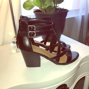 NWOT Black Pop Block Heel Sandals